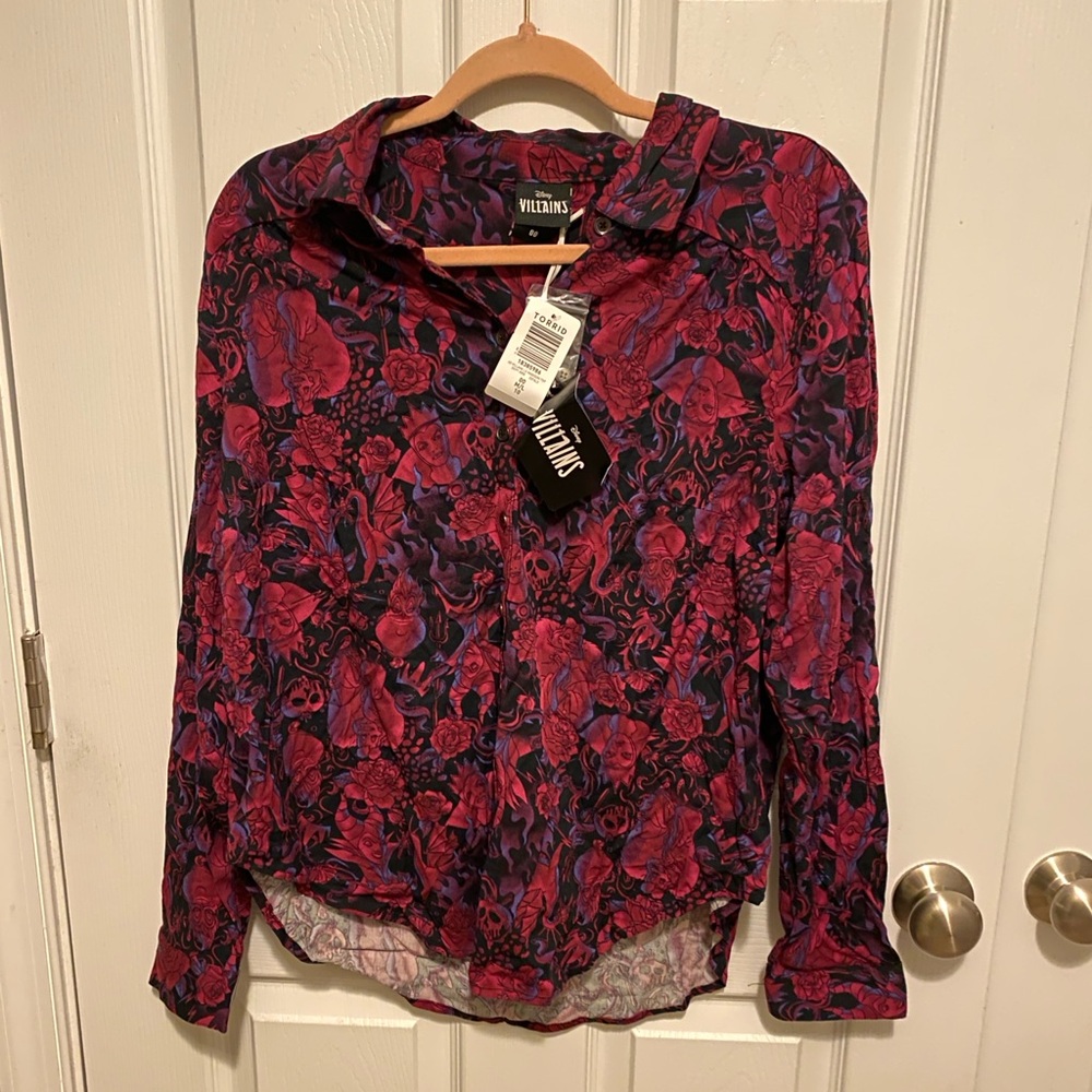 Torrid 00x 10 M/L Disney Villains Top Stretch Challis Button Up